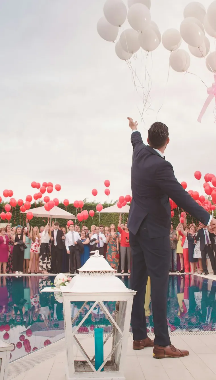 Brautpaar mit Luftballons (Beispielfoto)
